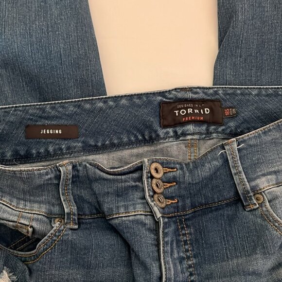 Torrid  Plus Size Jegging Premium Stretch Medium Wash Sz 18S - Picture 5 of 10